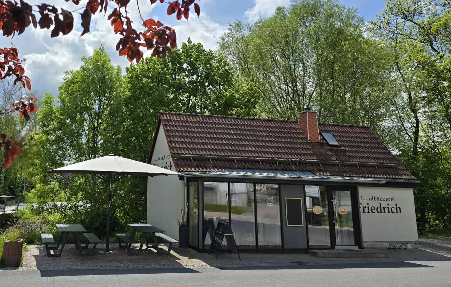 Außenansicht der Filiale Grumbach der Landbäckerei Friedrich an der August-Bebel-Straße