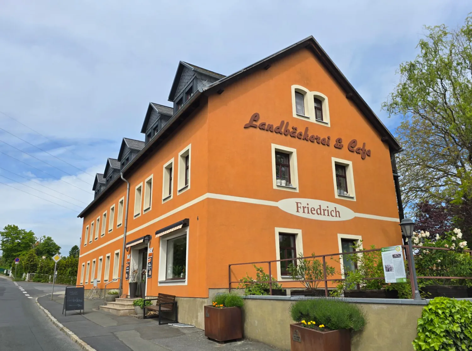 Außenansicht der Hauptfiliale der Landbäckerei Friedrich in der Hauptstraße 6 in Freital-Weißig