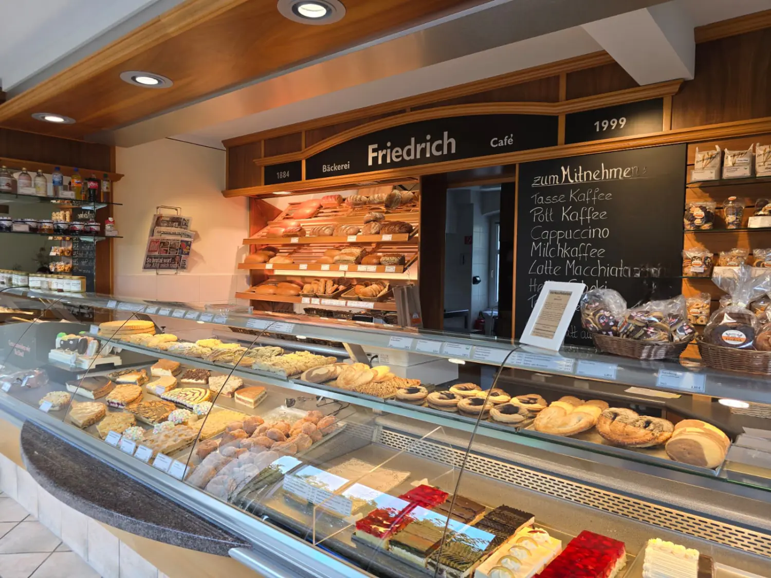 Theke und Auslage in der Hauptfiliale der Landbäckerei Friedrich in Freital-Weißig