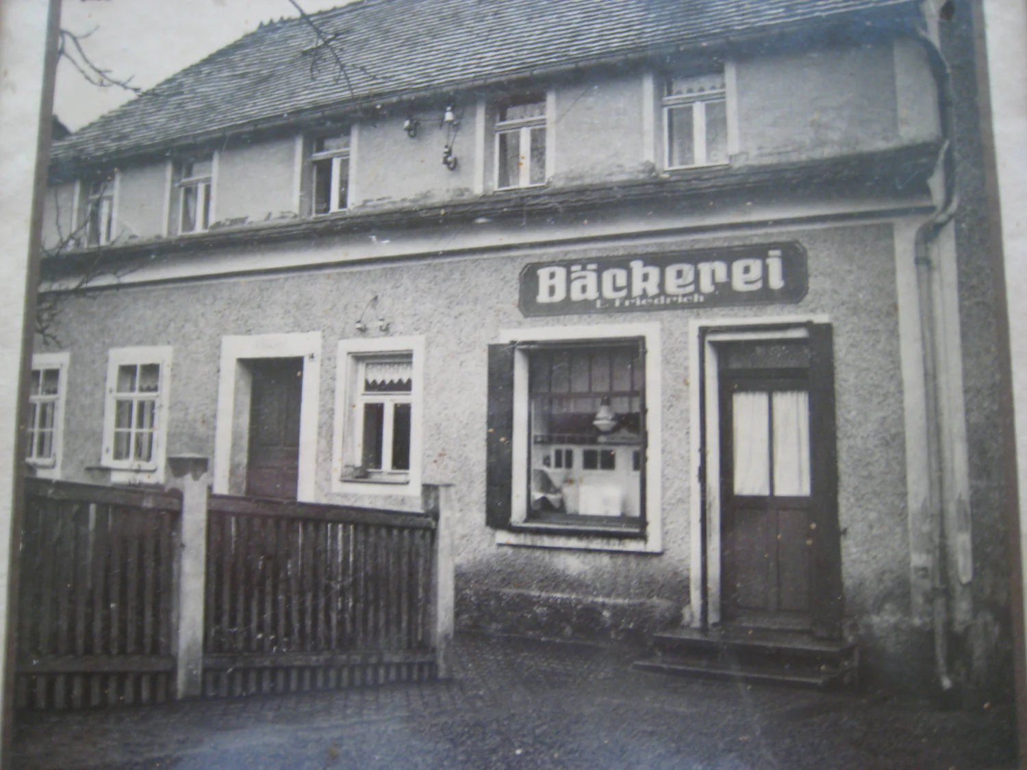 Historische Aufnahme der Hauptfiliale der Landbäckerei Friedrich in der Hauptstraße 6 in Freital-Weißig