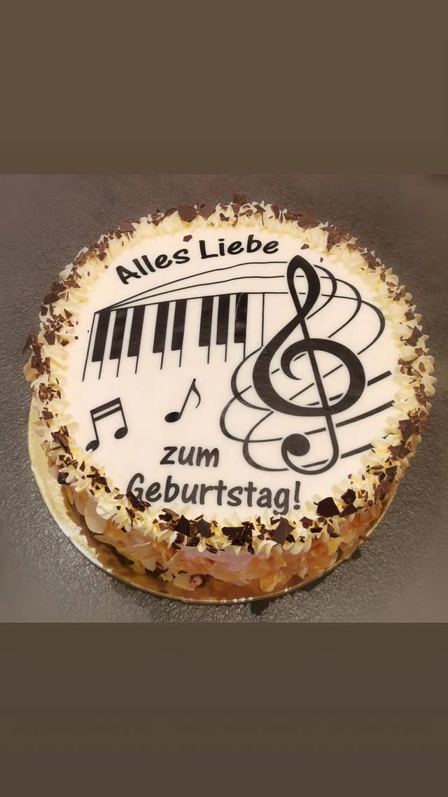 Geburtstagstorte in Creme und Beige mit Klaviertasten und Notenmotiv