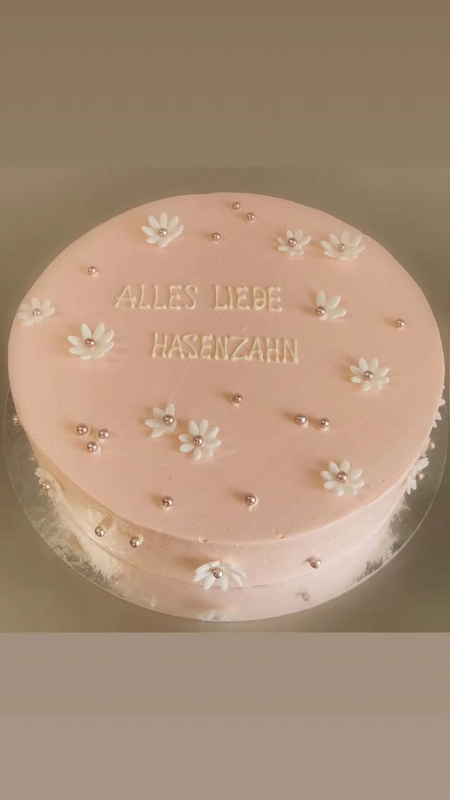 Geburtstagstorte in Creme und Weiß mit Fondantblumen und Perlen