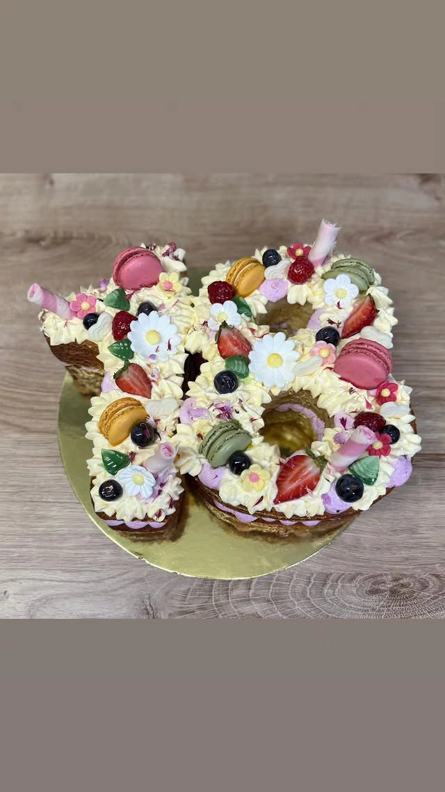 Geburtstagstorte zur 8 in Creme mit Macarons, Beeren und Blumen