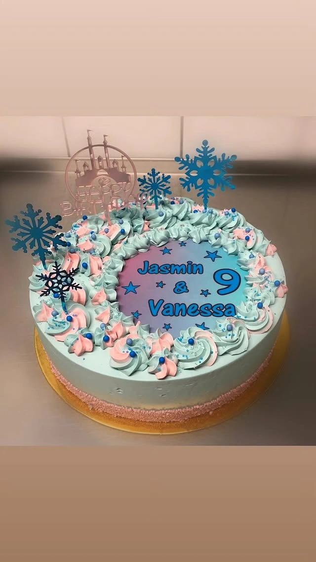 Geburtstagstorte zur 9 in Hellblau, Rosa und Creme mit Schneeflocken