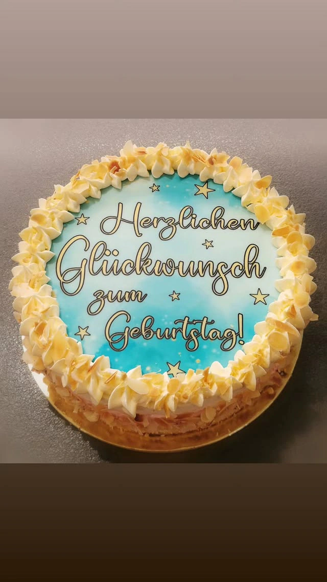 Geburtstagstorte in Himmelblau und Creme mit Sternen und Glückwunsch-Schriftzug