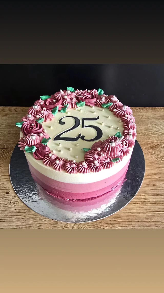 Geburtstagstorte zur 25 in Pink und Creme mit Blumendekor