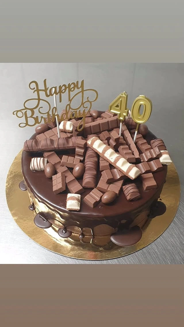 Geburtstagstorte zur 40 in Schokoladen-Ganache mit Schokoladenstücken