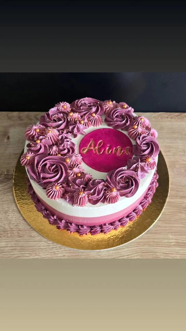Geburtstagstorte in Weiß und Rosa mit Fondantblumen