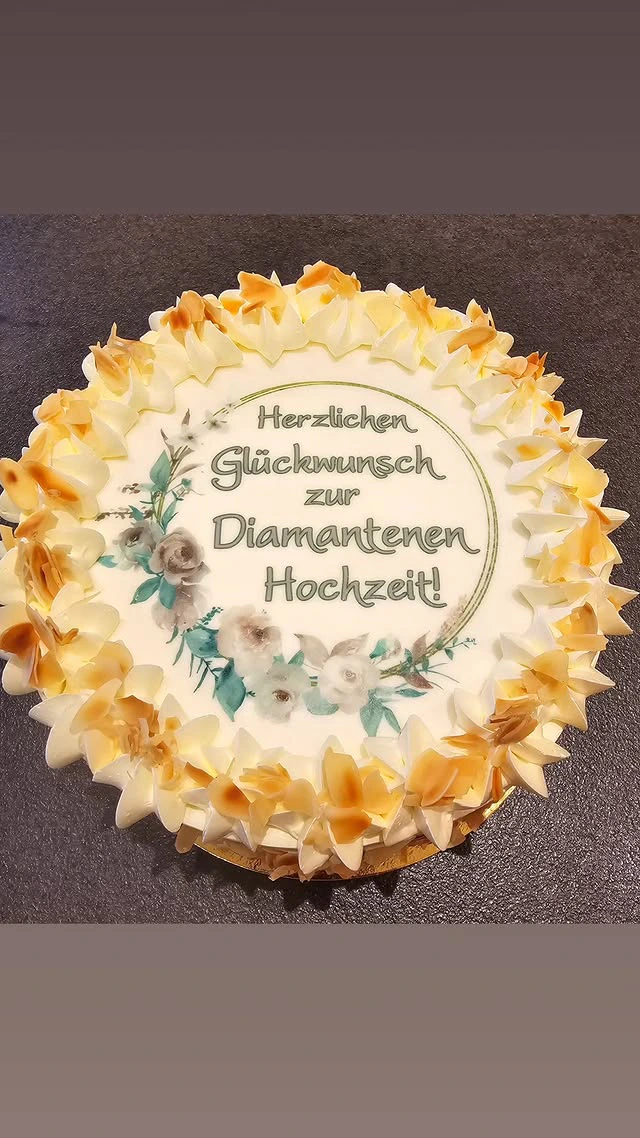 Hochzeitstorte in Creme mit Margeriten und persönlichem Schriftzug