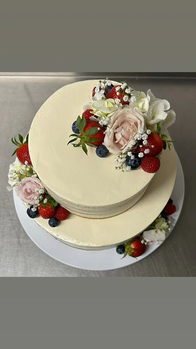 Hochzeitstorte zweistöckig mit Rosen und Beeren von der Landbäckerei Friedrich