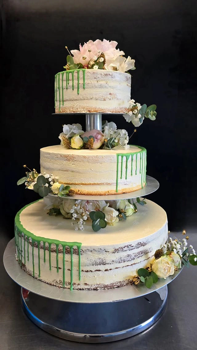 Vierstöckige Hochzeitstorte in Weiß und Gold mit Spitzenmuster, Rosen und blau-grünen Akzenten — Hochzeitstorte der Landbäckerei Friedrich aus Freital