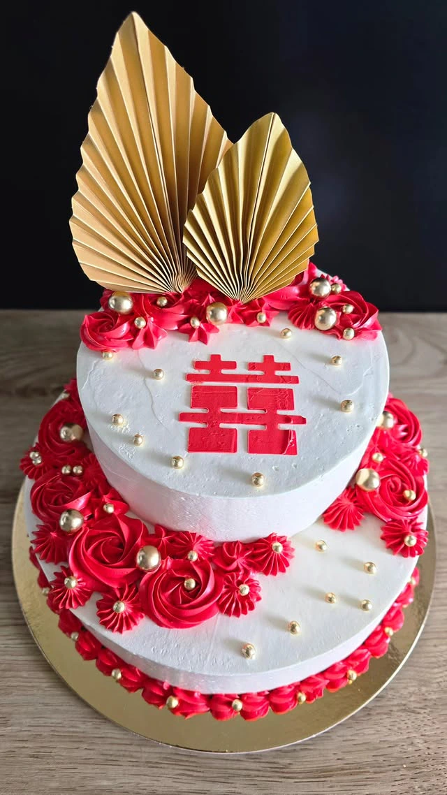 Zweistöckige Hochzeitstorte in Weiß, Rot und Gold mit Fächermotiv im chinesischen Stil