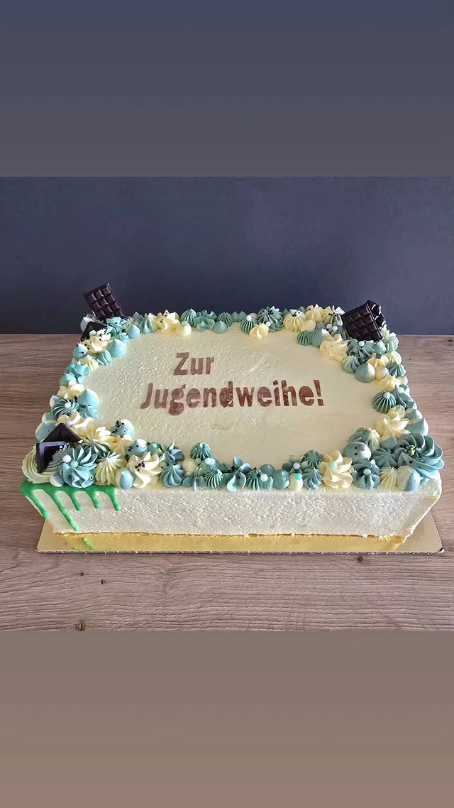 Jugendweihetorte in Creme, Türkis und Gelb mit Blumen