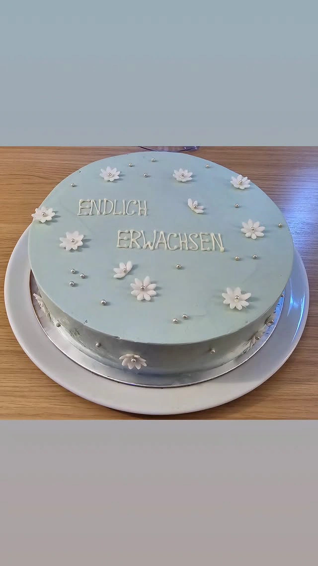Jugendweihetorte in Hellblau und Weiß mit Blumendekor
