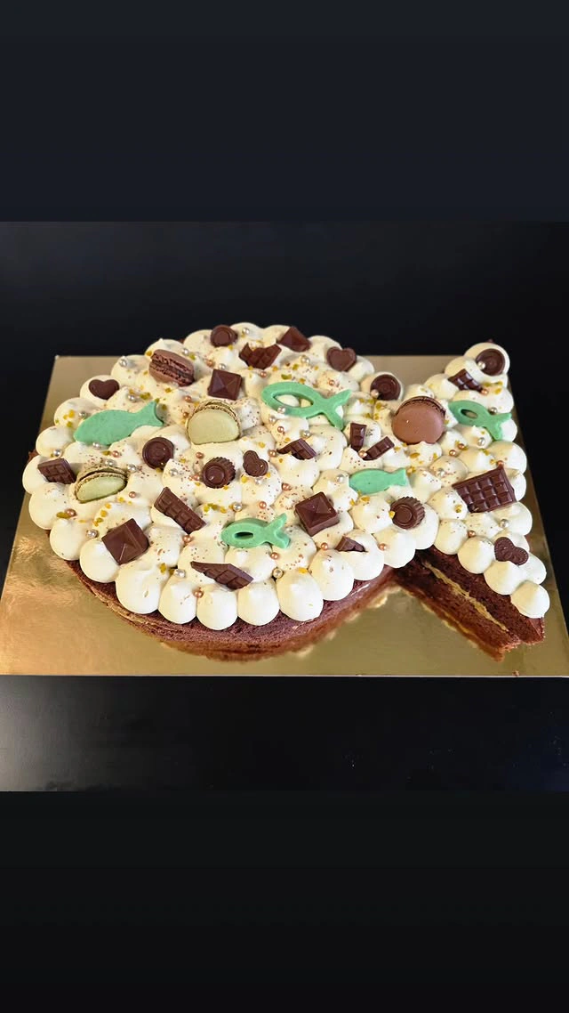Sahnetorte zur Jugendweihe mit Schokolade, Macarons und grünen Akzenten