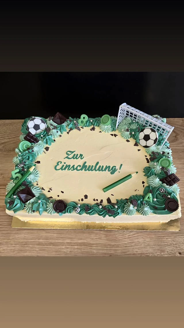 Schulanfangstorte zur Einschulung in Grün mit Fußball-Rasenmotiv