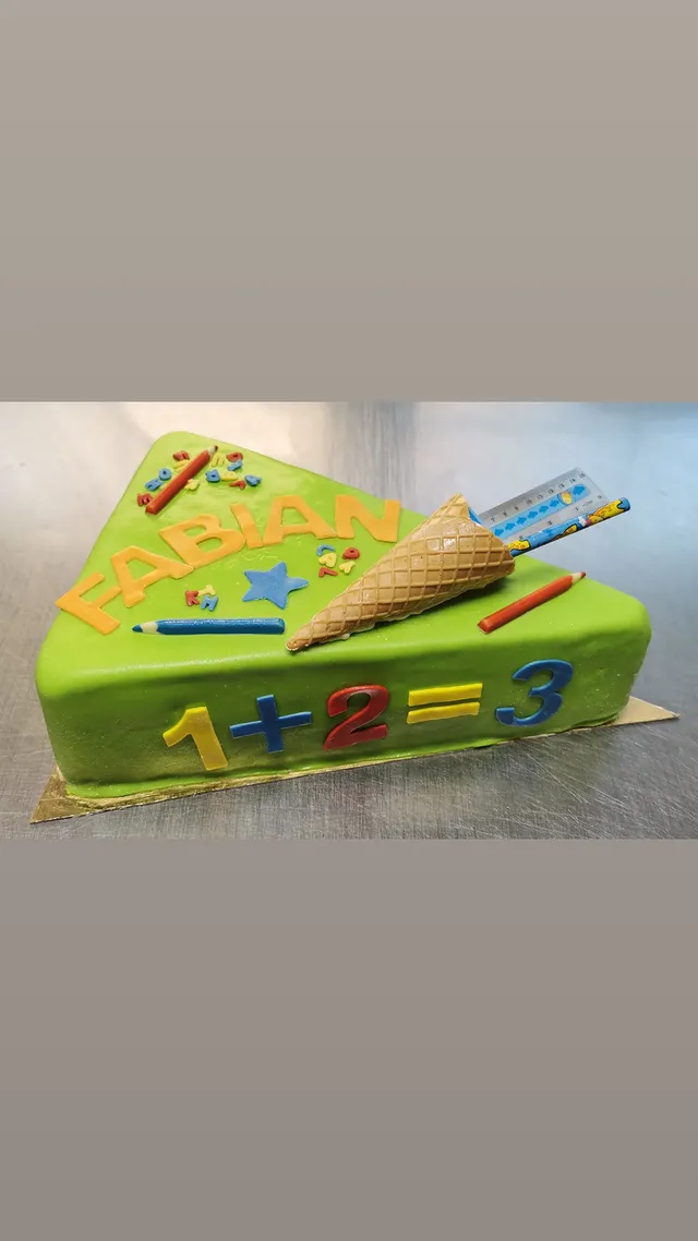 Schulanfangstorte in Grün mit Fondant-Schultüte