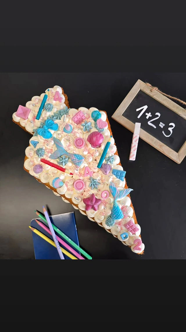 Bunte Schulanfangstorte mit Fondant-Schultüte und Zahlen
