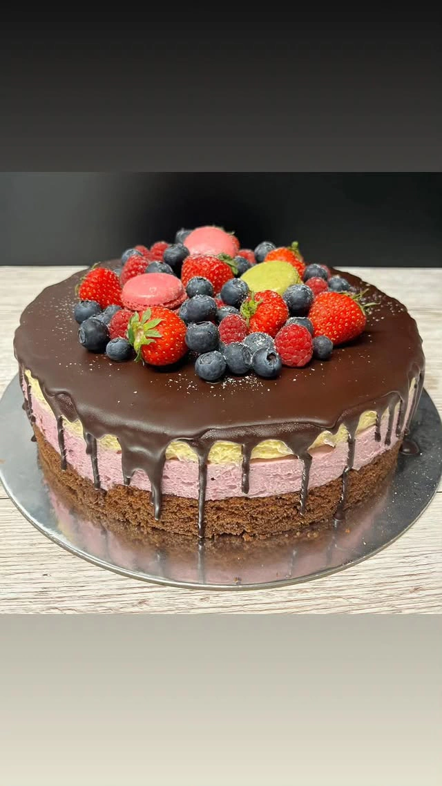 Beerentorte mit Schokoladen-Drip, Erdbeeren und Blaubeeren
