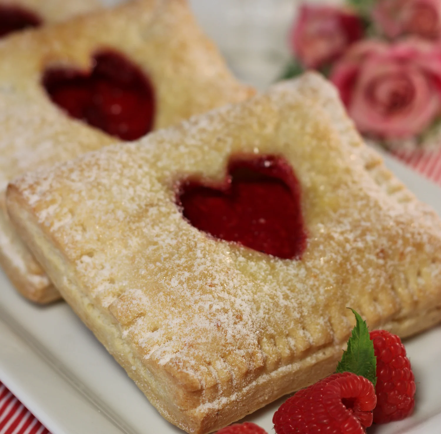 Gebäck mit Himbeerherz und Puderzucker aus der Konditorei der Landbäckerei Friedrich