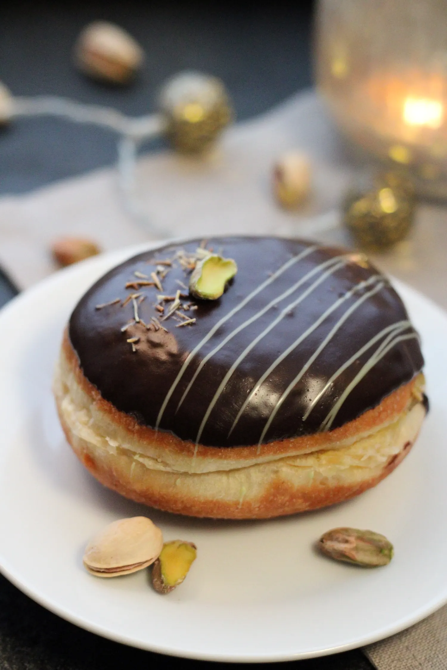 Pfannkuchen mit Schokoladenglasur und Pistazien aus der Landbäckerei Friedrich in Freital